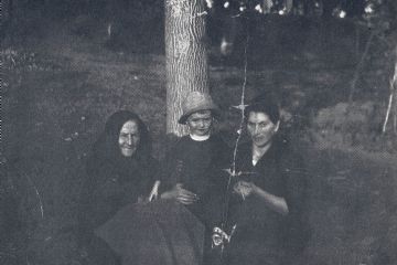 Immagine tratta dalla rivista edita dal Centro Etnologico Canavesano.<br>Si vede il tronco dell'allora giovane tiglio, nel 1922. Nella foto si riconoscono, da sinistra: la "moma" Sarafina (Scala Marchiano Serafina), "Piligi" (Luigi Oggeri) e Magna Tisia (Letizia Oggeri).