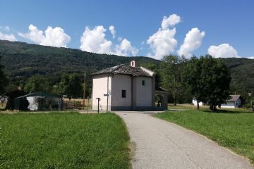 arrivando dal Monte Sinai, la chiesetta si staglia sullo sfondo delle montagne.