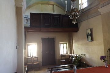 con la piccola balconata lignea che lo sovrasta.