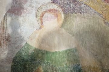 particolare dell'affresco riportato alla luce durante i lavori di restauro del 2015. Porzione a destra dell'altare.