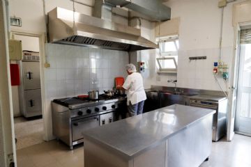 Interna alla struttura, fornisce i pasti anche alle scuole dell'infanzia e primaria.