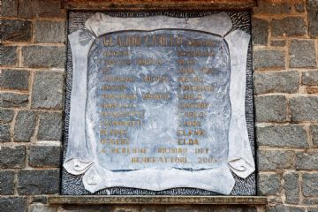 Collocata su uno dei muri esterni, ricorda i benefattori della struttura.