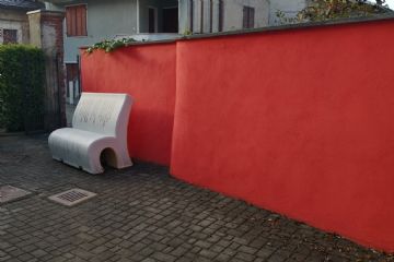 che ospita una delle tre "panchine letterarie" dedicate al Vignot, e collocate nei punti del paese maggiormente legati alla sua figura.