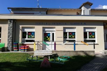 con alle finestre il logo della struttura realizzato dai bambini