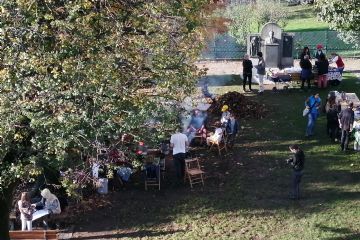 Edizione 2019<br>Il "banchetto" allestito dalla Scuola Primaria e dai genitori degli alunni sul piazzale intitolato a Pietro Corzetto VIgnot