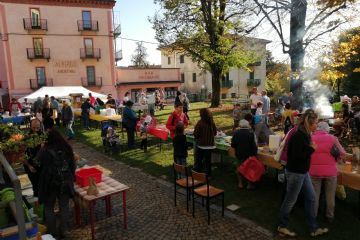 Edizione 2019<br>Il "banchetto" allestito dalla Scuola Primaria e dai genitori degli alunni sul piazzale intitolato a Pietro Corzetto VIgnot